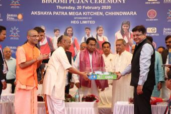 Chanchalapathi Dasa, Vice-President of The Akshaya Patra Foundation presents a model of the Foundation’s Unit in Chhindwara to the Chief Minister