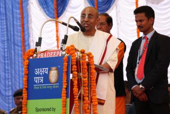 Shri Chanchalapathi Dasa addresses the gathering