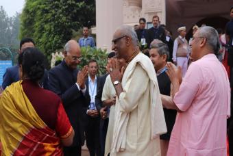 Shri Ram Nath Kovind and Shri Madhu Pandit Dasa exchange warm greetings