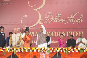 Shri Narendra Modi and Shri Yogi Adityanath, Chief Minister, Uttar Pradesh, acknowledge the affection of the audience 