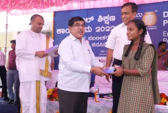 Mr Raj Kumar – DDPU, provides the tablet to a girl beneficiary