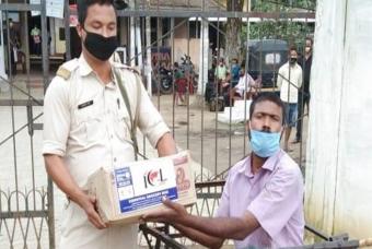 Police Officers help distribute essential grocery boxes