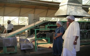 Sudha Murty tours an Akshaya Patra kitchen